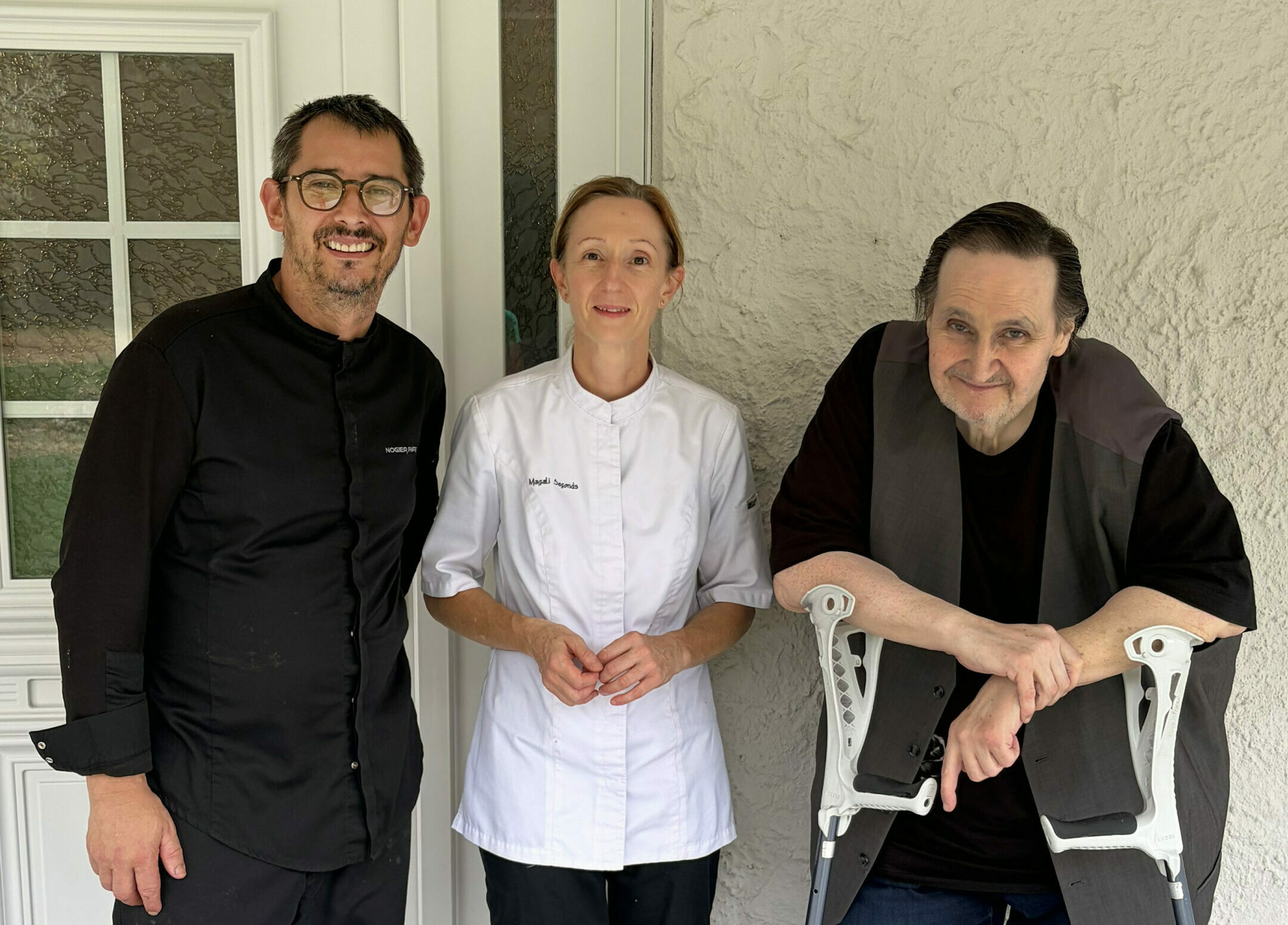 Les Chefs de l'Opaline ravis de poser avec le célèbre Chef Philippe Conticini venu déjeuner en famille le 15 aout 2026